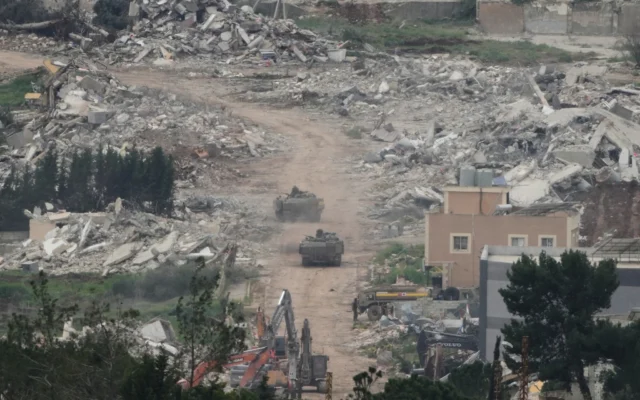 Des véhicules de l'armée israélienne et des bulldozers en action dans le sud du Liban, vus depuis le nord d'Israël, le 15 avril 2026. (Crédit:  AP/Ariel Schalit)