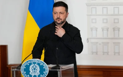 Le président ukrainien Volodymyr Zelensky participe à une conférence de presse à Rome, le mercredi 15 avril 2026. (Crédit : AP Photo/Alessandra Tarantino)