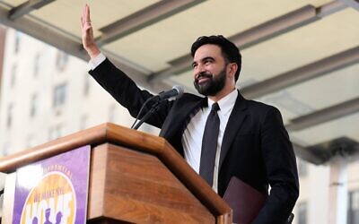 Le maire de New York, Zohran Mamdani, prend la parole lors d'un rassemblement syndical sur Park Avenue, à New York, le 15 avril 2026. (Crédit : AP Photo/Seth Wenig)