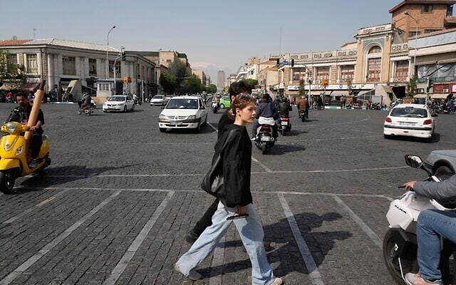 Un carrefour dans le centre-ville de Téhéran, en Iran, le 16 avril 2026. (Crédit : Vahid Salemi/AP Photo) Un carrefour dans le centre-ville de Téhéran, en Iran, le 16 avril 2026. (Crédit : Vahid Salemi/AP Photo)
