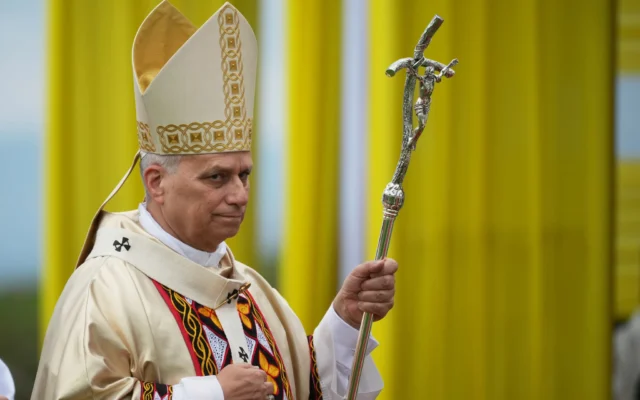 Le pape Léon XIV arrive en procession pour célébrer une messe à l'aéroport de Bamenda, au Cameroun, au quatrième jour de sa visite pastorale de 11 jours en Afrique, le 16 avril 2026. (Crédit: AP/Andrew Medichini) Le pape Léon XIV arrive en procession pour célébrer une messe à l'aéroport de Bamenda, au Cameroun, au quatrième jour de sa visite pastorale de 11 jours en Afrique, le 16 avril 2026. (Crédit: AP/Andrew Medichini)