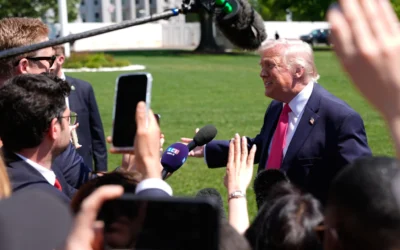 Le président américain Donald Trump s'adresse aux journalistes avant de décoller à bord de Marine One depuis la pelouse sud de la Maison Blanche, le jeudi 16 avril 2026, à Washington. (Crédit : AP Photo/Manuel Balce Ceneta) Le président américain Donald Trump s'adresse aux journalistes avant de décoller à bord de Marine One depuis la pelouse sud de la Maison Blanche, le jeudi 16 avril 2026, à Washington. (Crédit : AP Photo/Manuel Balce Ceneta)