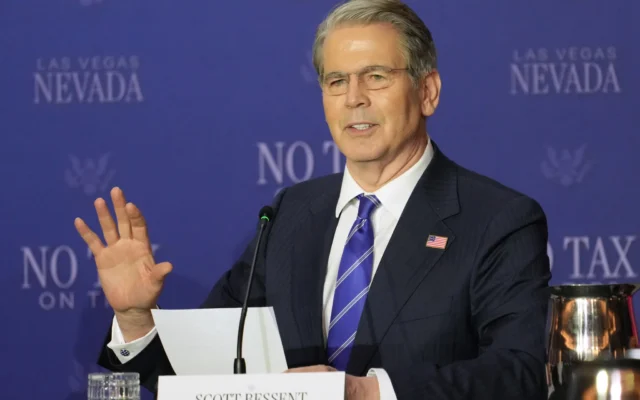 Le secrétaire au Trésor Scott Bessent s'exprimant, à Las Vegas, le 16 avril 2026. (Crédit: Lucas Peltier/AP)