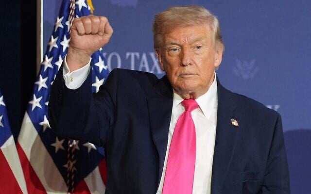 Le président américain Donald Trump le poing levé, après une table ronde sur la non-imposition des pourboires, à Las Vegas, le 16 avril 2026. (Crédit : Alex Brandon/AP Photo)