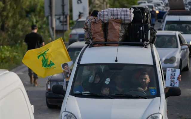 Une famille déplacée roule dans une voiture arborant un drapeau du Hezbollah et un portrait de son chef assassiné, Hassan Nasrallah, alors qu’elle retourne dans son village à Qasmiyeh, près de Tyr, dans le sud du Liban, le 17 avril 2026. (Crédit : Mohammed Zaatari/AP) Une famille déplacée roule dans une voiture arborant un drapeau du Hezbollah et un portrait de son chef assassiné, Hassan Nasrallah, alors qu’elle retourne dans son village à Qasmiyeh, près de Tyr, dans le sud du Liban, le 17 avril 2026. (Crédit : Mohammed Zaatari/AP)
