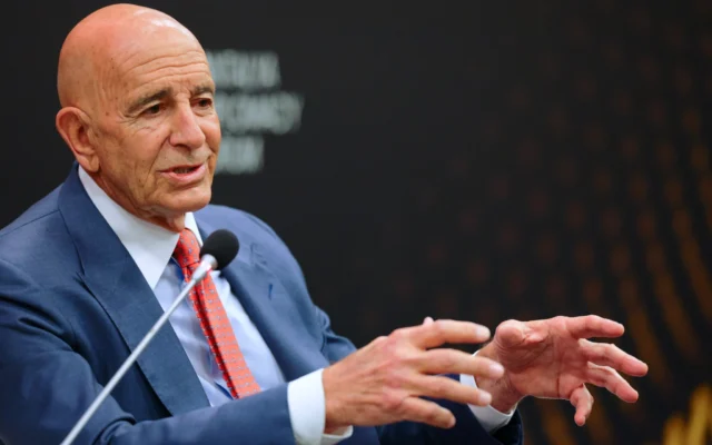 Tom Barrack, ambassadeur des États-Unis en Turquie et envoyé spécial en Syrie, s'exprimant lors d'une table ronde au Forum diplomatique d'Antalya, à Antalya, dans le sud de la Turquie, le 17 avril 2026. (Crédit : Riza Ozel/AP)
