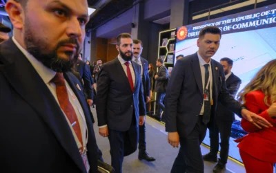 Le président syrien Ahmad al-Sharaa, au centre, arrive pour assister au Forum diplomatique d’Antalya, à Antalya, dans le sud de la Turquie, le 17 avril 2026. (Crédit : Riza Ozel/AP)