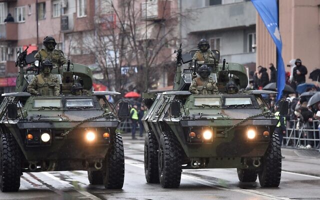 Défilé des forces de sécurité du Kosovo lors des célébrations marquant le 18e anniversaire de l'indépendance, à Pristina, au Kosovo, le 17 février 2026. (Crédit : AP Photo/Laura Hasani, archive)