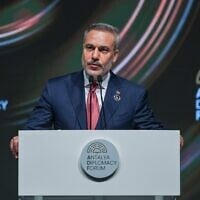 Le ministre des Affaires étrangères de la Turquie, Hakan Fidan, prenant la parole lors de la cérémonie d'ouverture du Forum diplomatique d'Antalya, à Antalya, dans le sud de la Turquie, le 17 avril 2026. (Crédit : Riza Ozel/AP)