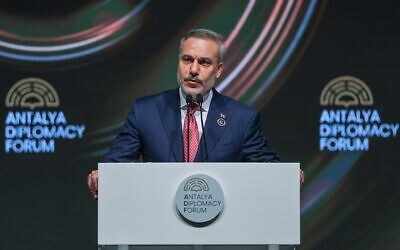Le ministre des Affaires étrangères de la Turquie, Hakan Fidan, prenant la parole lors de la cérémonie d'ouverture du Forum diplomatique d'Antalya, à Antalya, dans le sud de la Turquie, le 17 avril 2026. (Crédit : Riza Ozel/AP)