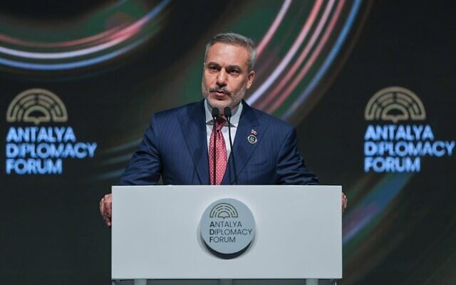 Le ministre des Affaires étrangères de la Turquie, Hakan Fidan, prenant la parole lors de la cérémonie d'ouverture du Forum diplomatique d'Antalya, à Antalya, dans le sud de la Turquie, le 17 avril 2026. (Crédit : Riza Ozel/AP)