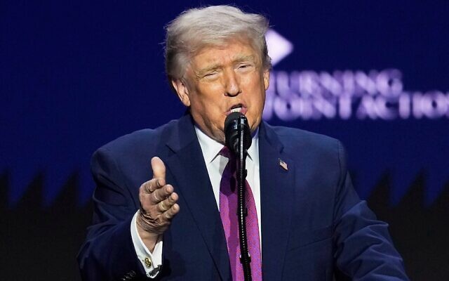 Le président américain Donald Trump prend la parole lors d'un événement organisé par Turning Point USA, le 17 avril 2026, à Phoenix. (Crédit : AP Photo/Ross D. Franklin)