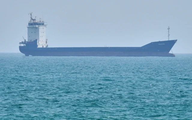 Un pétrolier ancré dans le détroit d'Ormuz au large de l'île de Qeshm, en Iran, le 18 avril 2026. (Crédit : AP Photo/Asghar Besharati)
