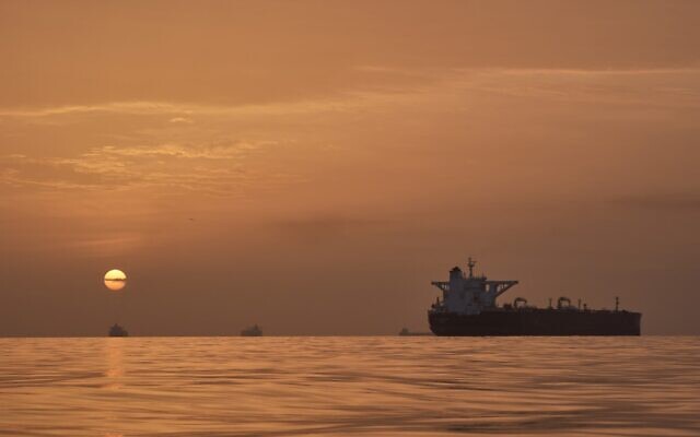 Le soleil se lèva derrière des pétroliers ancrés dans le détroit d’Ormuz, au large de l’île de Qeshm, en Iran, le 18 avril 2026. (Crédit : Asghar Besharati/AP Photo)