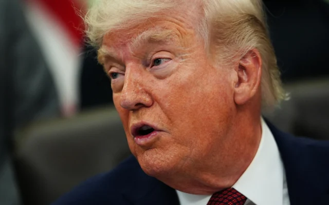 Le président américain Donald Trump s’exprime dans le Bureau ovale de la Maison Blanche, à Washington, le 18 avril 2026. (Crédit : AP Photo/Julia Demaree Nikhinson)