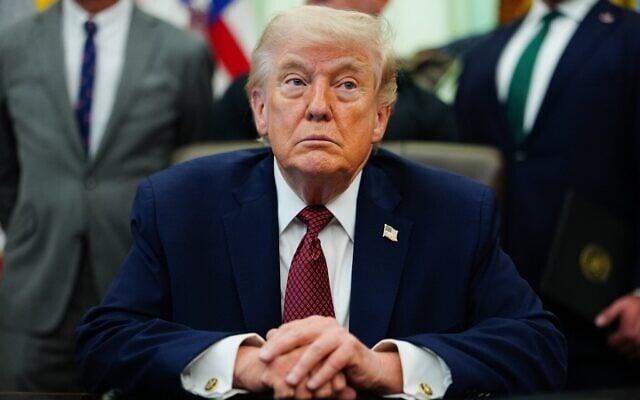 Le président américain Donald Trump, dans le Bureau ovale, à la Maison Blanche, à Washington, le 18 avril 2026. (Crédit : Julia Demaree Nikhinson/AP)