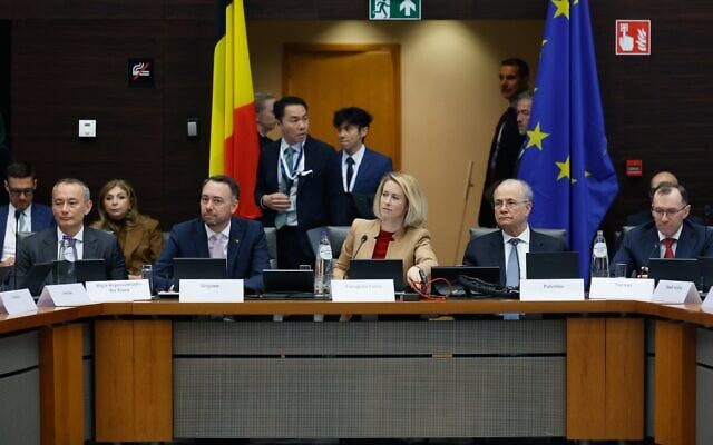 De gauche à droite, Nikolay Mladenov, haut représentant pour Gaza, Maxime Prevot, ministre belge des Affaires étrangères, Kaja Kallas, chef de la diplomatie de l'Union européenne, Mohammad Mustafa, Premier ministre palestinien, et Espen Barth Eide, ministre norvégien des Affaires étrangères, lors d'une réunion de l'Alliance mondiale pour la mise en œuvre de la solution à deux États à Bruxelles, en Belgique, le 20 avril 2026. (Crédit : AP Photo/Geert Vanden Wijngaert)