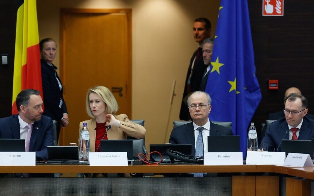 De gauche à droite, le ministre belge des Affaires étrangères, Maxime Prevot, la chef de la diplomatie de l'Union européenne, Kaja Kallas, le Premier ministre de l'Autorité palestinienne, Mohammad Mustafa, et le ministre norvégien des Affaires étrangères, Espen Barth Eide, lors d'une réunion de l'Alliance mondiale pour la mise en œuvre de la solution à deux États, à Bruxelles, le 20 avril 2026. (Crédit : Geert Vanden Wijngaert/AP)