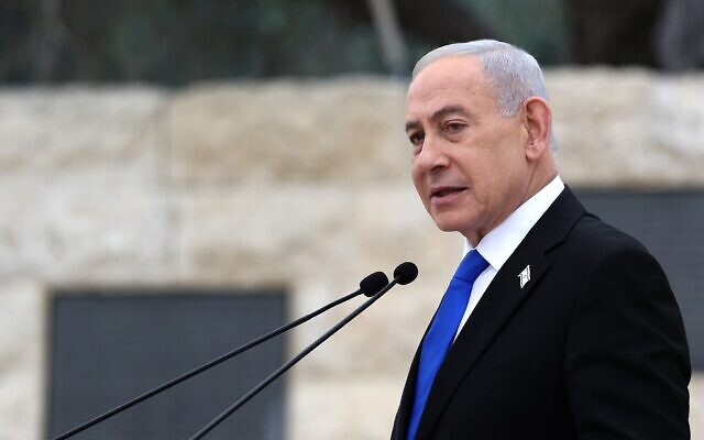 Le Premier ministre Benjamin Netanyahu assistant à une cérémonie officielle de Yom HaZikaron en hommage aux soldats tombés au combat, au mont Herzl, à Jérusalem, le 21 avril 2026. (Crédit : Ilia Yefimovich/Pool Photo via AP) Le Premier ministre Benjamin Netanyahu assistant à une cérémonie officielle de Yom HaZikaron en hommage aux soldats tombés au combat, au mont Herzl, à Jérusalem, le 21 avril 2026. (Crédit : Ilia Yefimovich/Pool Photo via AP)