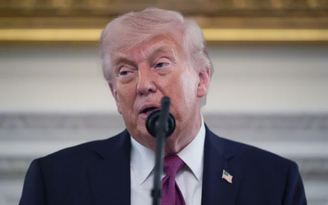Le président américain Donald Trump s'exprime lors d'une cérémonie en l'honneur des champions nationaux de la NCAA, dans la salle à manger d'État de la Maison Blanche, le 21 avril 2026, à Washington. (AP Photo/Alex Brandon)
