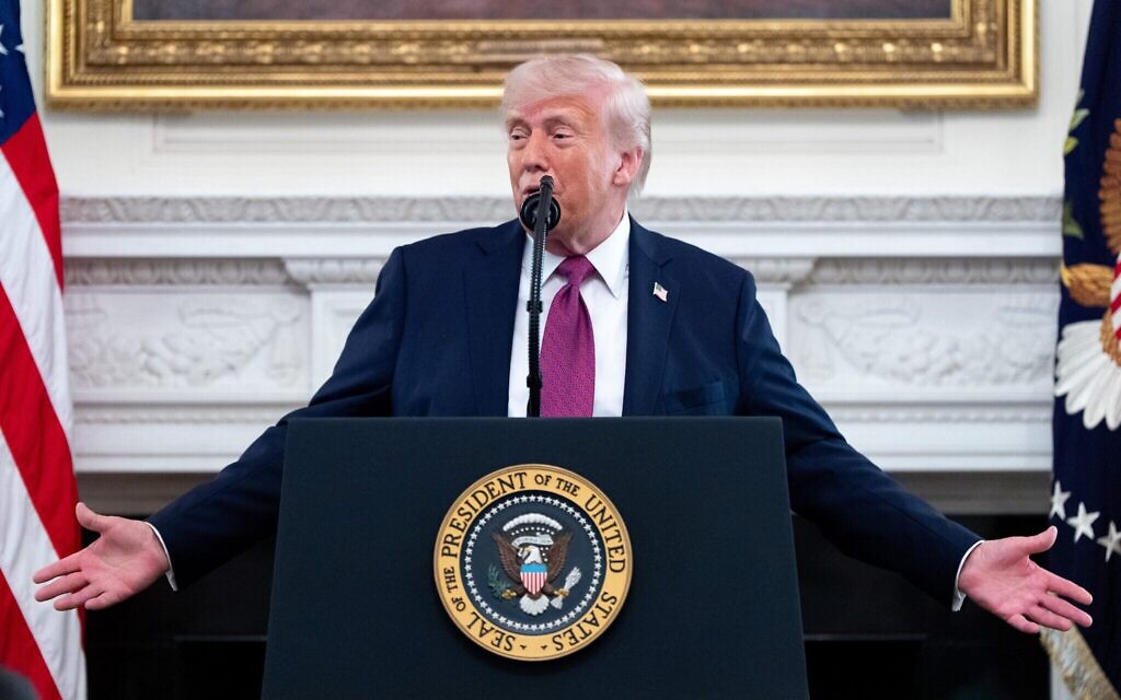 Le président américain Donald Trump s’exprime lors d’un événement en l’honneur des champions nationaux de la NCAA dans la salle à manger d’État de la Maison Blanche, à Washington, le 21 avril 2026. (Crédit : Alex Brandon/AP)