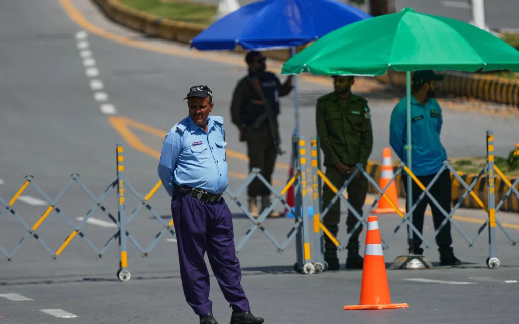 Des policiers montent la garde à un poste de contrôle pour assurer la sécurité à Islamabad, au Pakistan, le 22 avril 2026. (Crédit: AP/Anjum Naveed)