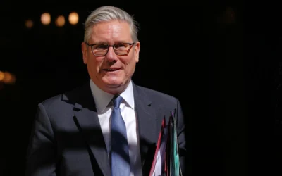 Le Premier ministre britannique Keir Starmer quitte le 10 Downing Street pour se rendre à la séance hebdomadaire des Questions au Premier ministre au Parlement à Londres, le 22 avril 2026. (Crédit: AP/Kirsty Wigglesworth) Le Premier ministre britannique Keir Starmer quitte le 10 Downing Street pour se rendre à la séance hebdomadaire des Questions au Premier ministre au Parlement à Londres, le 22 avril 2026. (Crédit: AP/Kirsty Wigglesworth)