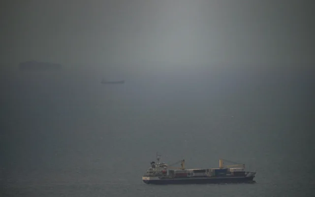 Un cargo navigue dans le golfe Persique en direction du détroit d'Ormuz, le 22 avril 2026. (Crédit: AP)