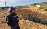 La journaliste libanaise Amal Khalil, qui travaille pour le quotidien pro-groupe terroriste chiite libanais du Hezbollah Al-Akhbar, effectuant un reportage près d'un pont détruit, à Qasmiyeh, au Liban, le 22 mars 2026. (Crédit : Mohammed Zaatari/AP Photo)
