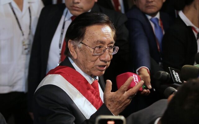 Le président par intérim José María Balcázar s'adressant aux journalistes à son arrivée au palais présidentiel après avoir été nommé par les députés, à Lima, au Pérou, le 18 février 2026. (Crédit : Gerardo Marin/AP) Le président par intérim José María Balcázar s'adressant aux journalistes à son arrivée au palais présidentiel après avoir été nommé par les députés, à Lima, au Pérou, le 18 février 2026. (Crédit : Gerardo Marin/AP)