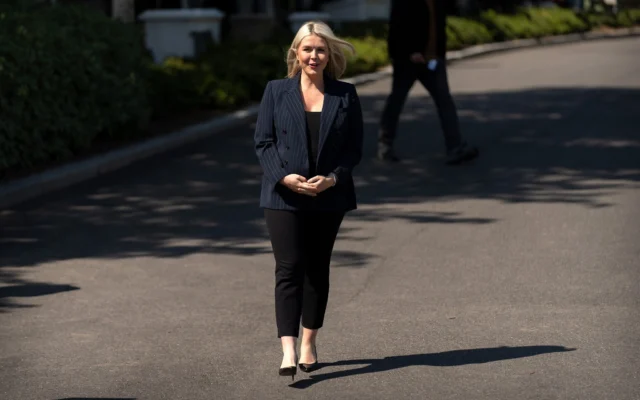 La porte-parole de la Maison Blanche, Karoline Leavitt, s’avance pour s’adresser aux journalistes devant la Maison Blanche, le 22 avril 2026, à Washington. (Crédit: Photo AP/Mark Schiefelbein)