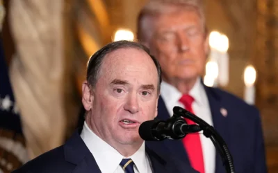 Le secrétaire américain à la Marine, John Phelan, s'exprime sous le regard du président Donald Trump, au club Mar-a-Lago de ce dernier, le 22 décembre 2025, à Palm Beach, en Floride. (Crédit:  AP/Alex Brandon, archives)