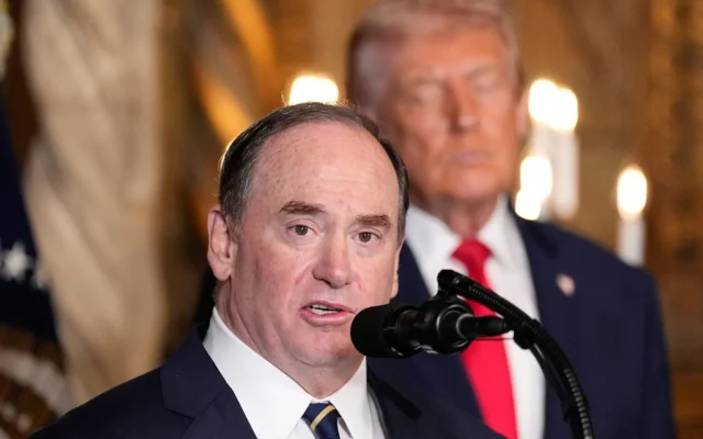 Le secrétaire américain à la Marine, John Phelan, s'exprime sous le regard du président Donald Trump, au club Mar-a-Lago de ce dernier, le 22 décembre 2025, à Palm Beach, en Floride. (Crédit: AP/Alex Brandon, archives) Le secrétaire américain à la Marine, John Phelan, s'exprime sous le regard du président Donald Trump, au club Mar-a-Lago de ce dernier, le 22 décembre 2025, à Palm Beach, en Floride. (Crédit: AP/Alex Brandon, archives)
