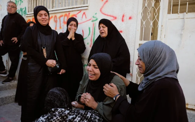 Amina Al-Abed, au centre, pleure lors des funérailles de ses deux fils, Salah et Abdullah, tués lors d'une frappe aérienne israélienne, à Gaza, le 23 avril 2026. (Crédit: AP Photo/Jehad Alshrafi)