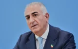 Reza Pahlavi, fils exilé du shah Reza Pahlavi, s'exprimant lors d'une conférence de presse à Berlin, en Allemagne, le 23 avril 2026. (Crédit: Markus Schreiber/AP Photo)