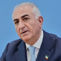 Reza Pahlavi, fils exilé du shah Reza Pahlavi, s'exprimant lors d'une conférence de presse à Berlin, en Allemagne, le 23 avril 2026. (Crédit: Markus Schreiber/AP Photo)