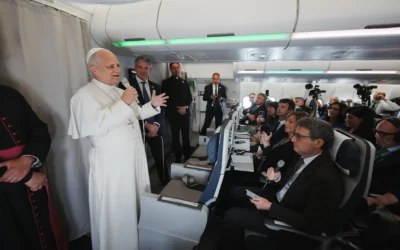 Le pape Léon XIV s’adresse, à l’issue de sa visite pastorale de 11 jours en Afrique, aux journalistes à bord de l’avion papal reliant Malabo à Rome, le 23 avril 2026. (Crédit : Andrew Medichini/AP)