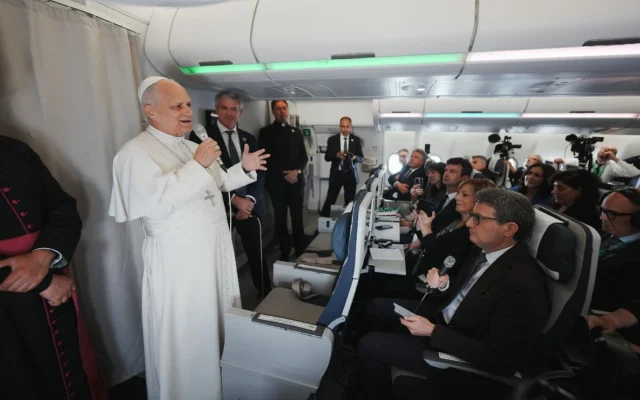 Le pape Léon XIV s’adresse, à l’issue de sa visite pastorale de 11 jours en Afrique, aux journalistes à bord de l’avion papal reliant Malabo à Rome, le 23 avril 2026. (Crédit : Andrew Medichini/AP) Le pape Léon XIV s’adresse, à l’issue de sa visite pastorale de 11 jours en Afrique, aux journalistes à bord de l’avion papal reliant Malabo à Rome, le 23 avril 2026. (Crédit : Andrew Medichini/AP)