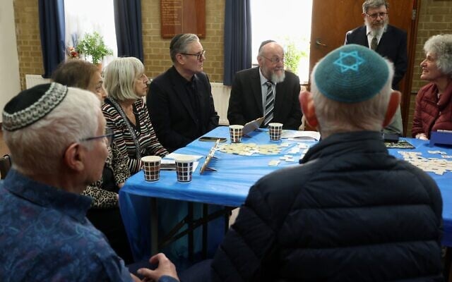 Le Premier ministre britannique Keir Starmer (3ᵉ à gauche) et le Grand Rabbin Ephraïm Mirvis (4ᵉ à gauche) visitant la Kenton United Synagogue, récemment ciblée par une tentative d'incendie criminel, dans le quartier de Kenton, à Londres, le 23 avril 2026. (Crédit : Dan Kitwood/Pool Photo via AP) Le Premier ministre britannique Keir Starmer (3ᵉ à gauche) et le Grand Rabbin Ephraïm Mirvis (4ᵉ à gauche) visitant la Kenton United Synagogue, récemment ciblée par une tentative d'incendie criminel, dans le quartier de Kenton, à Londres, le 23 avril 2026. (Crédit : Dan Kitwood/Pool Photo via AP)