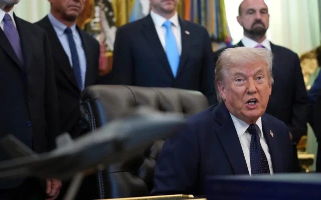 Le président américain Donald Trump s'exprime lors d'un événement sur l'accessibilité financière des soins de santé dans le Bureau ovale de la Maison Blanche, le 23 avril 2026, à Washington. (Crédit : AP Photo/Mark Schiefelbein)