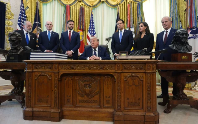 De gauche à droite : L’ambassadeur américain en Israël, Mike Huckabee, l’ambassadeur israélien aux États-Unis, Yechiel Leiter, le vice-président JD Vance, le secrétaire d’État Marco Rubio, l’ambassadrice libanaise aux États-Unis, Nada Hamadeh Moawad, et l’ambassadeur américain au Liban, Michel Issa, écoutant le président Donald Trump s’exprimer dans le Bureau ovale de la Maison Blanche, à Washington, le 23 avril 2026. (Crédit : Mark Schiefelbein/AP)