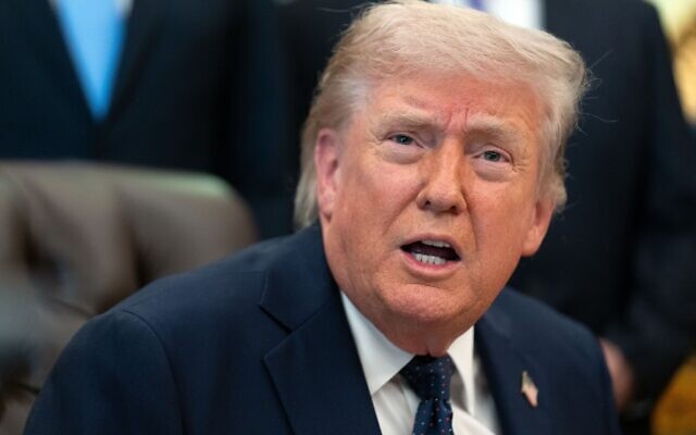 Le président américain Donald Trump s'exprime lors d'un événement consacré à l'accessibilité financière des soins de santé, dans le Bureau ovale de la Maison Blanche, le 23 avril 2026, à Washington. (Crédit : AP/Mark Schiefelbein)