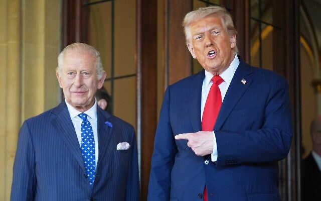 Le président américain Trump aux côtés du roi Charles III d'Angleterre avant de quitter le château de Windsor, à Windsor, en Angleterre, le 18 septembre 2025. (Crédit : Evan Vucci/AP)