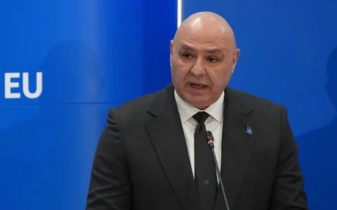 Le président libanais Joseph Aoun s'exprimant lors d'une conférence de presse, à l'issue du sommet de l'Union européenne, à Nicosie, à Chypre, le 24 avril 2026. (Crédit : Petros Karadjias/AP)