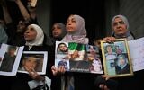Des proches de victimes réclament l'exécution d'Amjad Yousef, un ancien officier des services de renseignement qui serait lié à leurs meurtres, après l'annonce de son arrestation par le ministère de l'Intérieur, dans le quartier de Tadamon, à Damas, en Syrie, le 24 avril 2026. (Crédit : Omar Albam/AP Photo)