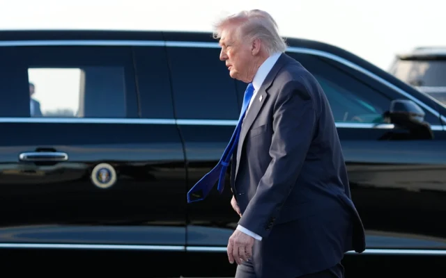 Le président américain Donald Trump arrive à l'aéroport international de Palm Beach à West Palm Beach, en Floride, le 24 avril 2026. (Crédit: AP Photo/Manuel Balce Ceneta)
