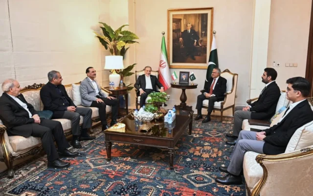 Sur cette photo diffusée par le ministère pakistanais des Affaires étrangères, le ministre iranien des Affaires étrangères Abbas Araghchi, au centre à gauche, rencontre le ministre pakistanais des Affaires étrangères Ishaq Dar, au centre à droite, et le chef de l'armée pakistanaise, le maréchal Asim Munir, troisième à gauche, à son arrivée à la base aérienne de Nur Khan à Rawalpindi, au Pakistan, le 24 avril 2026. (Crédit : Ministère pakistanais des Affaires étrangères via AP)