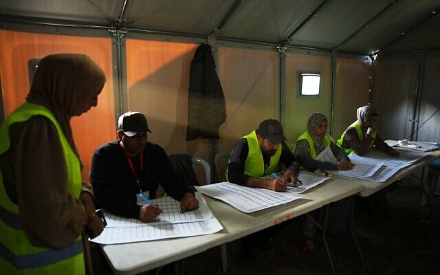 Une commission électorale trie les listes de candidats aux élections locales à Deir al-Balah, dans le centre de la bande de Gaza, le samedi 25 avril 2026. (Crédit : AP Photo/Abdel Kareem Hana)