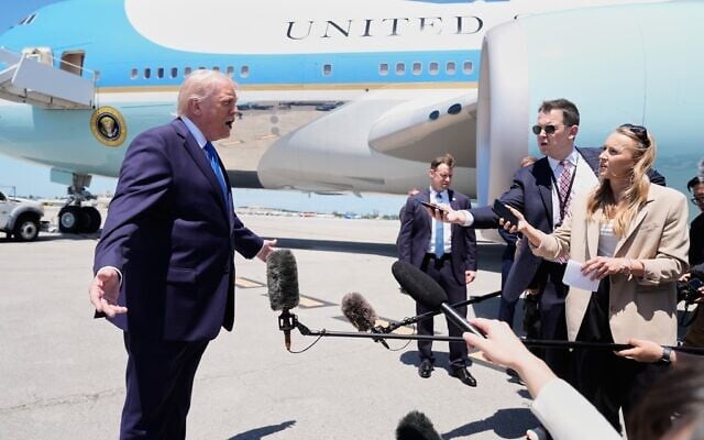 Le président Donald Trump s'adressant aux journalistes avant de monter à bord de l'Air Force One à l'aéroport international de Palm Beach, à West Palm Beach, en Floride, le 25 avril 2026. (Crédit : Manuel Balce Ceneta/AP)