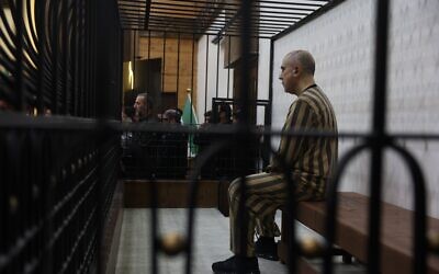 Atef Najib, ancien chef de la branche de la sécurité politique dans la région de Deraa sous le régime de Bachar al-Assad, dans le box des accusés lors d'une audience au Palais de justice de Damas, en Syrie, le 26 avril 2026. (Crédit : Ghaith Alsayed/AP)